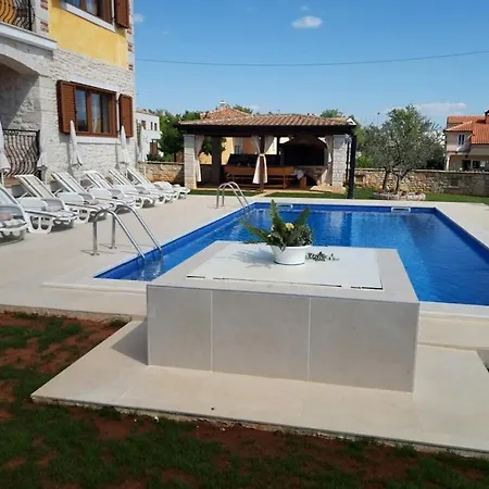 In Pore With Swimming Pool Дом отдыха Пореч