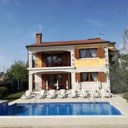 In Pore With Swimming Pool Poreč
