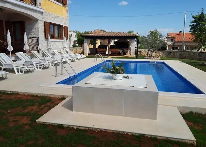 In Pore With Swimming Pool Дом отдыха Пореч