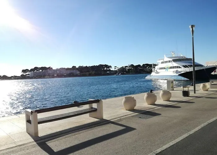 In Pore With Swimming Pool Дом отдыха Пореч