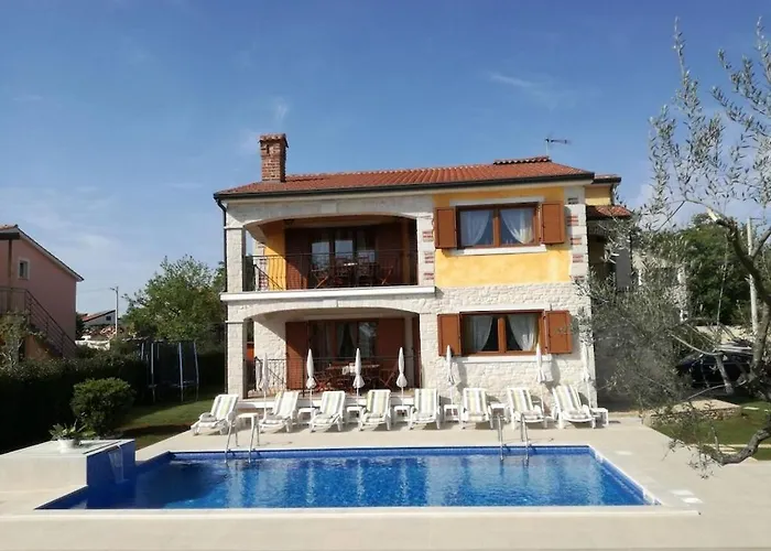 In Pore With Swimming Pool Пореч