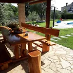 In Pore With Swimming Pool Vakantiehuis