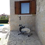 In Pore With Swimming Pool Vakantiehuis