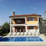 In Pore With Swimming Pool Poreč