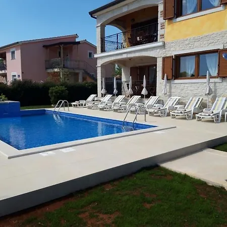 Σπίτι διακοπών In Pore With Swimming Pool