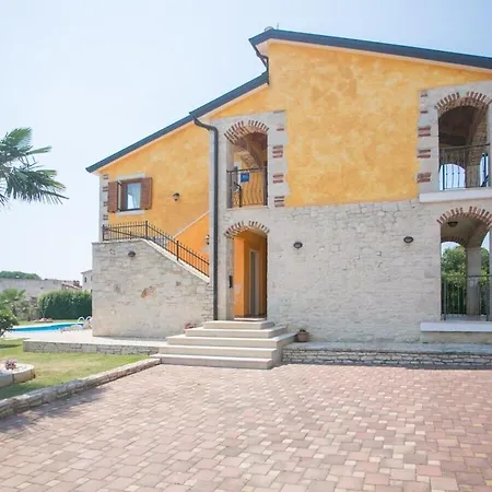 In Pore With Swimming Pool Holiday home *